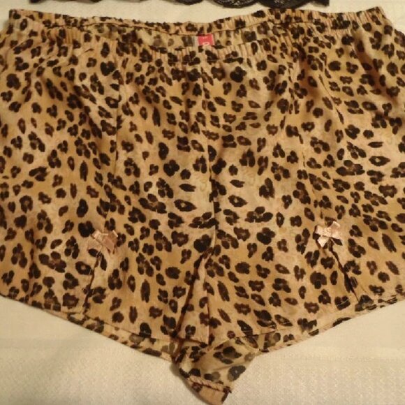 COSMOPOLITAN Medium Pajama Short Small Lace Bra Top NWT Sleepwear - Picture 7 of 8